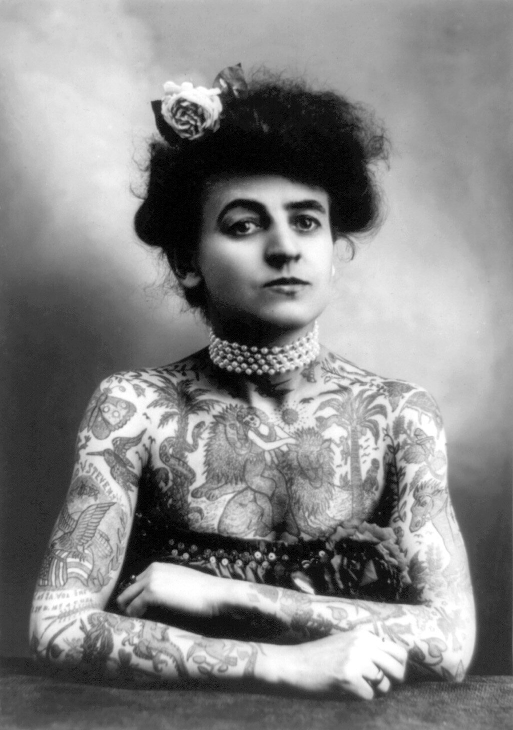 Mulher tatuada no início do século XX: na época, era motivo de tumulto.