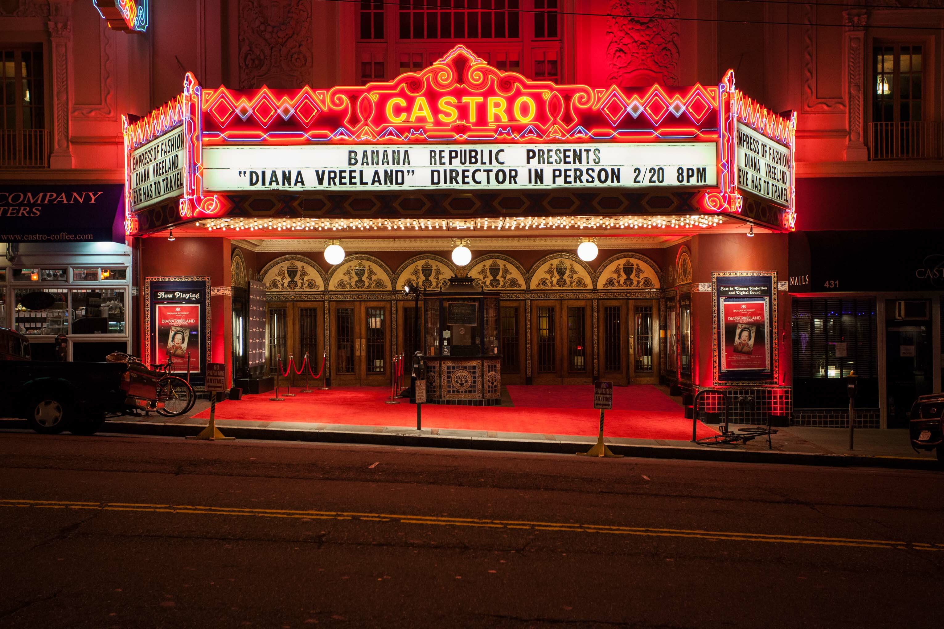 Castro Theatre é um cinema de San Francisco que, em vez de priorizar lançamentos, volta-se para filmes fora do circuito e sessões especiais, como os musicais em que o público é convidado a cantar junto com os personagens.